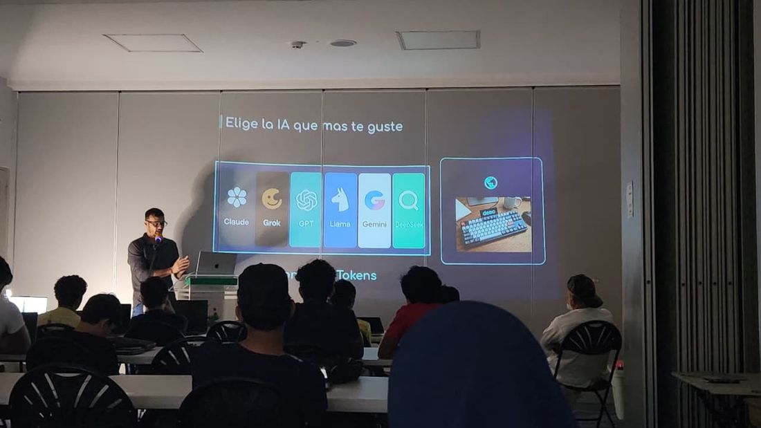 Arsalan presenting an AI workshop to a room of students; the slide reads 'Elige la IA que mas te guste' with Claude, Grok, GPT, Llama, Gemini and DeepSeek.